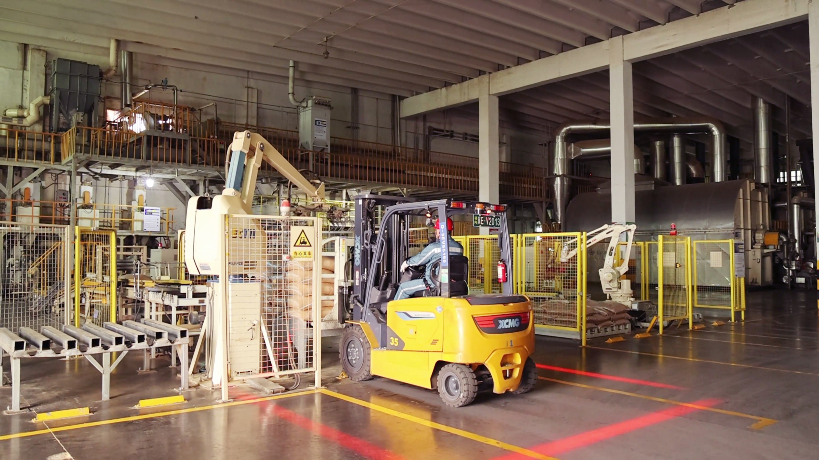 徐工鲲鹏系列新能源叉车，食品厂物料搬运新方案