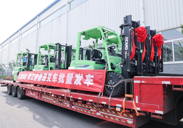 徐工鲲鹏系列电动平衡重叉车，再掀浦东货运站高效物流新篇