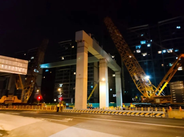 双机联动，毫米操控！徐工XGC11000高效破解高架桥施工难题