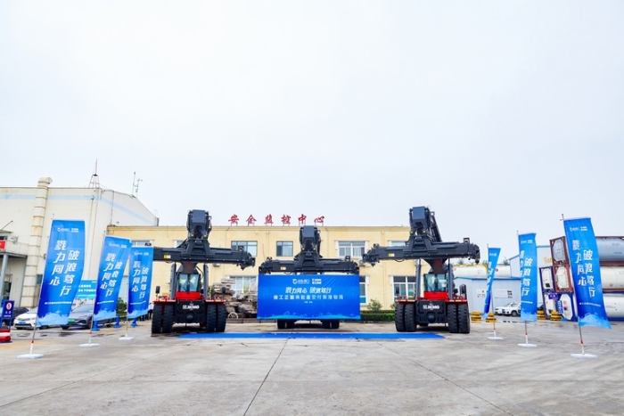 向海而兴 | 徐工正面吊批量交付青港物流集团