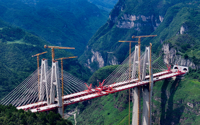 天堑变通途 徐工群塔铸就“云端桥塔