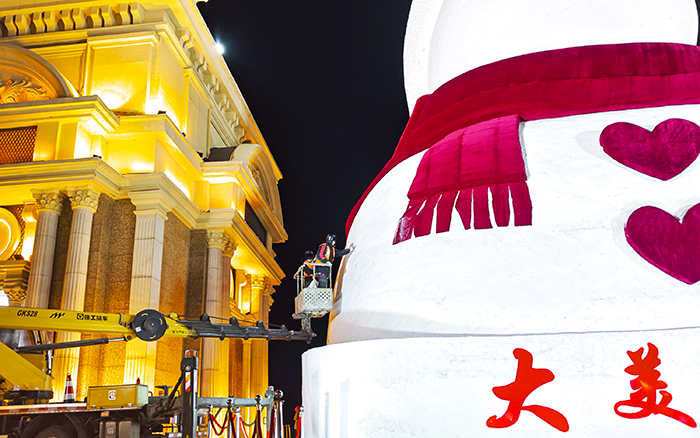 刷爆朋友圈的哈尔滨大雪宝，“空中造型师”是徐工高空作业车！