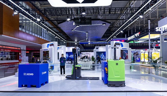 技术破局 场景落地，徐工具身智能AGV叉车的简与繁