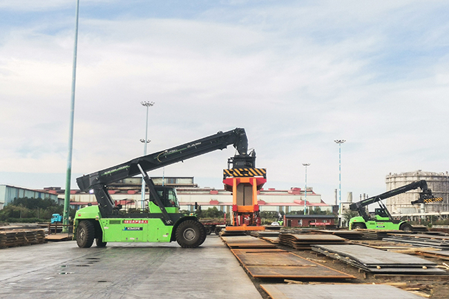 纵横西北，驭“电”前行！徐工正面吊的绿色征途