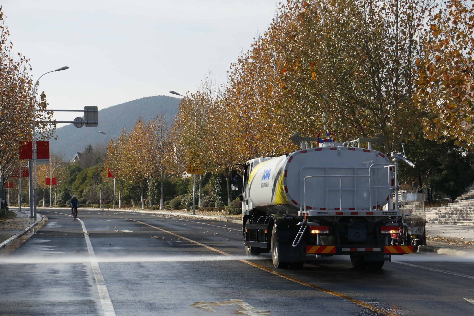 徐工洒水车在珠山路工作