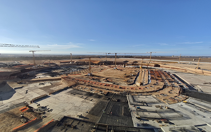 徐工群塔助力2030世界杯擎建全球最大足球场