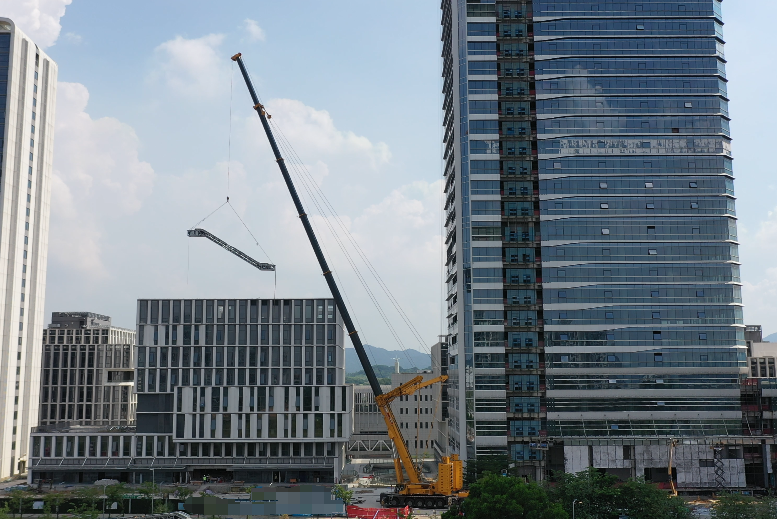 徐工XCA1000G9-1以“智”破局，赋能城市复杂空间高效吊装