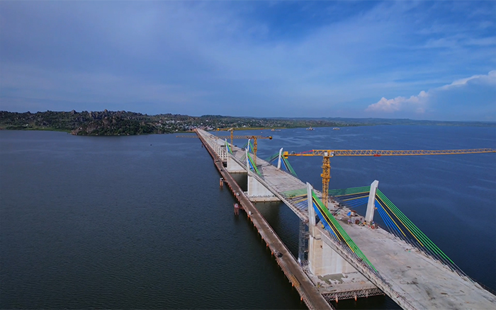 张开“湖上臂膀”：徐工XGT8022-205助建非洲最长矮塔斜拉桥